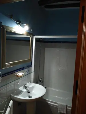 Un baño de Hotel Rural Real de Laroles Nevada bike and treeking