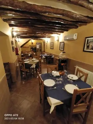 Un restaurante o sitio para comer en Hotel Rural Real de Laroles Nevada bike and treeking