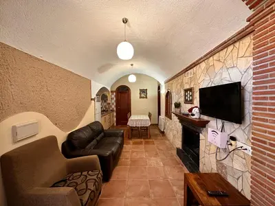 Una televisión o centro de entretenimiento en Cuevas La Granja