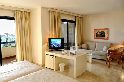 Una televisión o centro de entretenimiento en AR Almerimar
