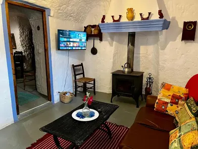 Una televisión o centro de entretenimiento en Cuevas La Veranda