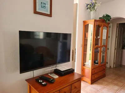Una televisión o centro de entretenimiento en Cozy Coastal Retreat in San Juan de Los Terreros