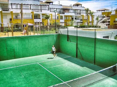 Instalaciones para jugar a tenis o squash en La Biznaga de Vera o alrededores