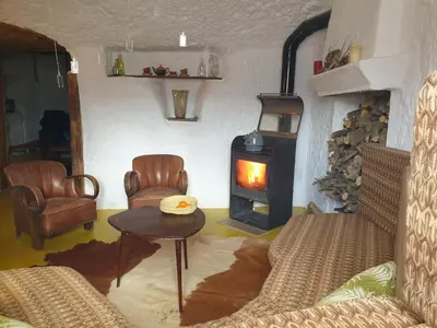 Zona de estar de Creatively designed CaveHouse with jacuzzi