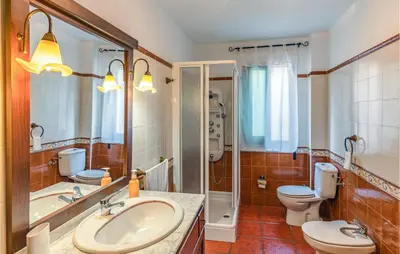 Un baño de Nice Home In Mecina Bombarón With Wifi