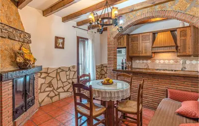 Una cocina o zona de cocina en Nice Home In Mecina Bombarón With Wifi