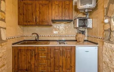 Una cocina o zona de cocina en Cozy Home In Mecina Bombarón