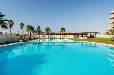 Piscina en o cerca de Tres bel apartamento primera linea de Playa Serena
