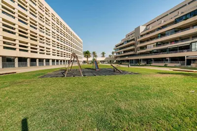 Jardín al aire libre en Tres bel apartamento primera linea de Playa Serena