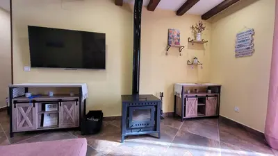Una televisión o centro de entretenimiento en Alojamiento rural Casa Clara la Pescaora