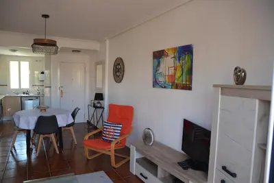 Una televisión o centro de entretenimiento en Vera Playa Naturista, Mar y Sol