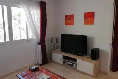 Una televisión o centro de entretenimiento en 2 Bed House Sleeps 4 - Pool Sea Views Parking