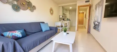 Una televisión o centro de entretenimiento en Homes of Spain, Apartamentos Paraiso Vera Playa, Ed Tahiti, Atico F de 2 dormitorios con piscina privada en solárium y barbacoa, pie de playa