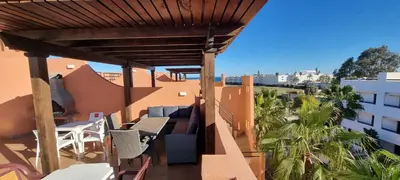 Un balcón o terraza de Homes of Spain, Apartamentos Paraiso Vera Playa, Ed Tahiti, Atico F de 2 dormitorios con piscina privada en solárium y barbacoa, pie de playa