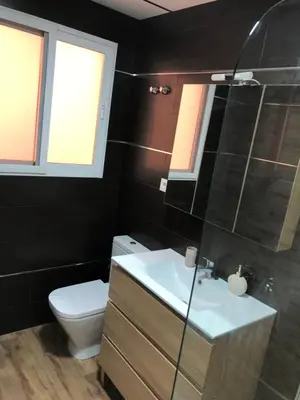 Un baño de Carla24, AVENIDA PRINCIPAL
