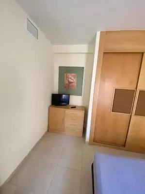 Una televisión o centro de entretenimiento en Atico con Jacuzzi Las Marinas Vera