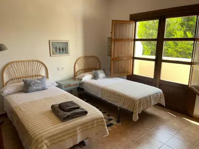 Cama o camas de una habitación en Casa Buganvilla con piscina en San José Sotillo