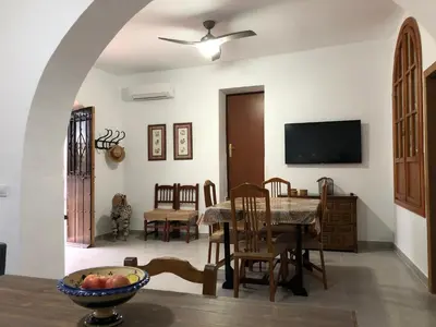 Una televisión o centro de entretenimiento en Cortijo los Garridos - 6 huéspedes