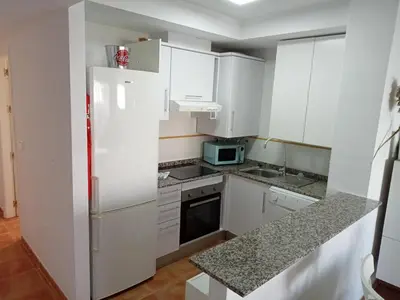 Una cocina o zona de cocina en Precioso apartamento con piscina y garage