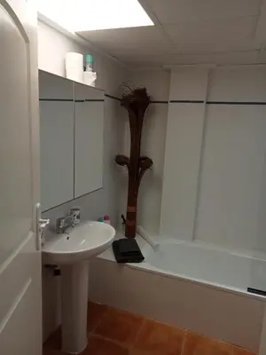 Un baño de Precioso apartamento con piscina y garage