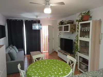 Una televisión o centro de entretenimiento en Precioso apartamento con piscina y garage