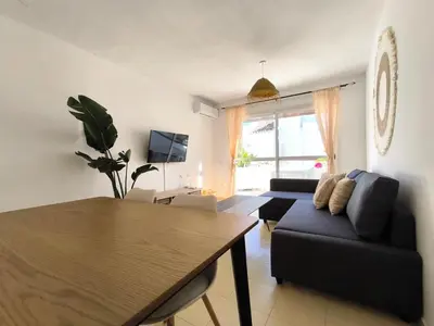 Una televisión o centro de entretenimiento en Medina Marinas - Tú hogar con solarium privado!