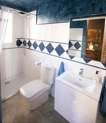 Un baño de Chalet asosado