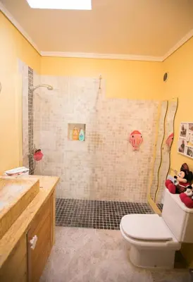 Un baño de Chalet asosado