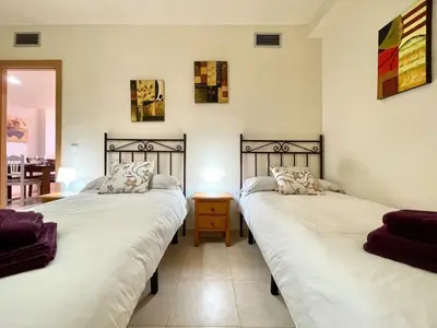 Cama o camas de una habitación en Apartment near beach with pools and hot tub