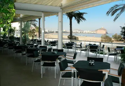 Un restaurante o sitio para comer en Senator Águilas