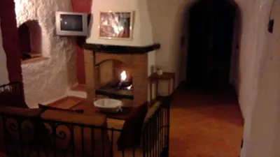 Una televisión o centro de entretenimiento en Casas Cueva y Cortijo La Tala en Guadix