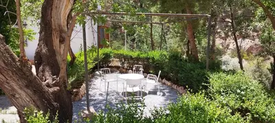 Jardín al aire libre en Casas Cueva y Cortijo La Tala en Guadix