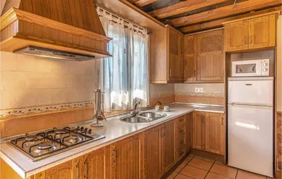 Una cocina o zona de cocina en Nice Home In Mecina Bombarón With Wifi