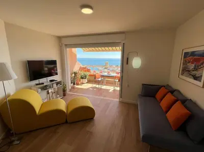Una televisión o centro de entretenimiento en Ático 1ª línea de playa en Puerto de Aguadulce