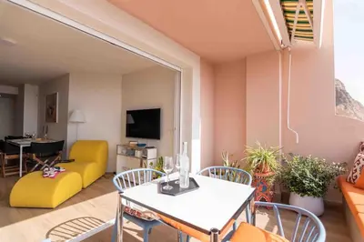 Una televisión o centro de entretenimiento en Ático 1ª línea de playa en Puerto de Aguadulce