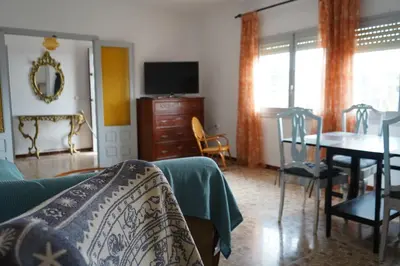 Una televisión o centro de entretenimiento en La casa de mamá