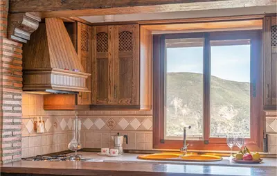 Una cocina o zona de cocina en Lovely Home In Mecina Bombarón
