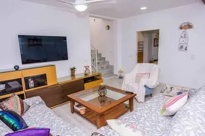 Una televisión o centro de entretenimiento en Dúplex El paseo Marítimo