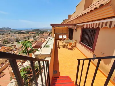 Un balcón o terraza de Magnificas vistas con Solárium y piscina - by Aloha Palma