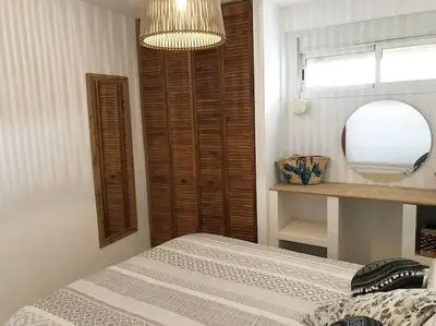 Cama o camas de una habitación en Bonito apartamento con vistas al mar