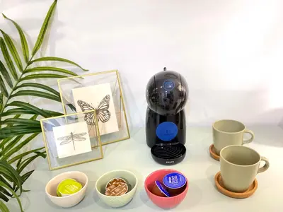 Utensilios para hacer té y café en CS7 Kaleria Suites