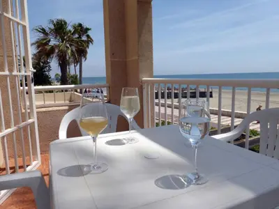 Plano de Lovely 2 Bedroom Apartment With Pool