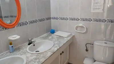 Plano de Lovely 2 Bedroom Apartment With Pool