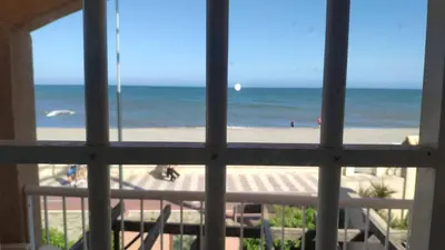 Plano de Lovely 2 Bedroom Apartment With Pool