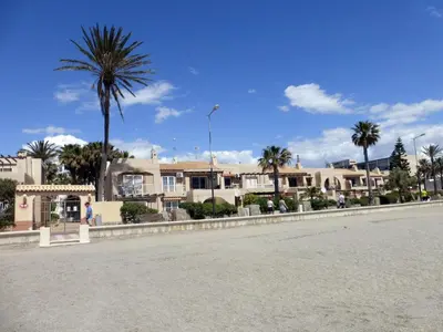 Plano de Lovely 2 Bedroom Apartment With Pool