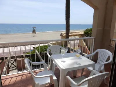 Plano de Lovely 2 Bedroom Apartment With Pool
