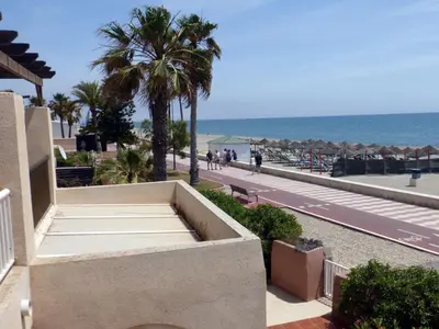 Plano de Lovely 2 Bedroom Apartment With Pool
