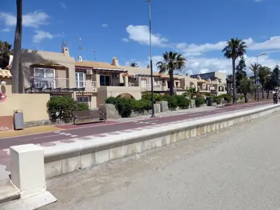 Plano de Lovely 2 Bedroom Apartment With Pool