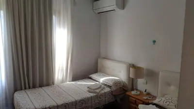 Plano de Lovely 2 Bedroom Apartment With Pool