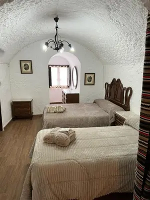 Cama o camas de una habitación en la cueva de guadix
